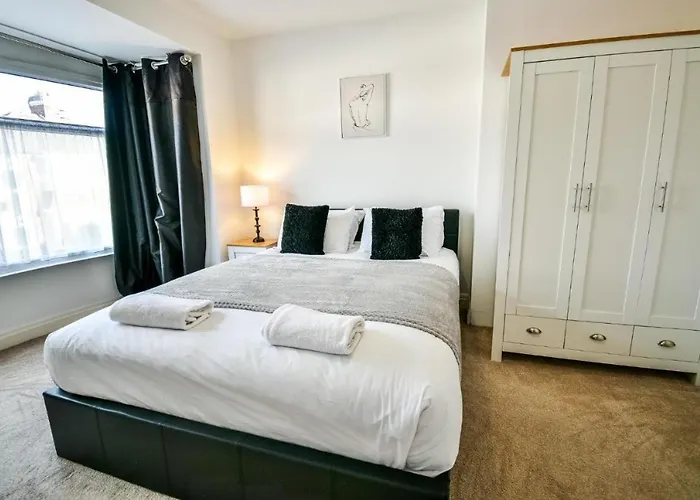 Buckingham House - 4 Bed House