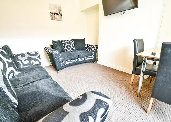 Buckingham House - 4 Bed House