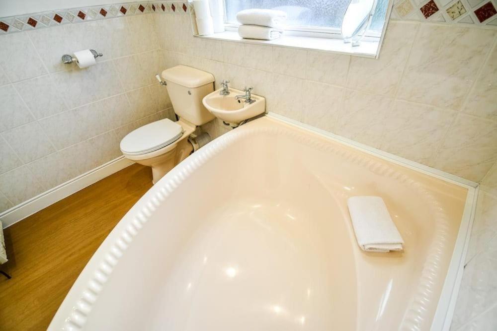 Buckingham House - 4 Bed House Apartment *