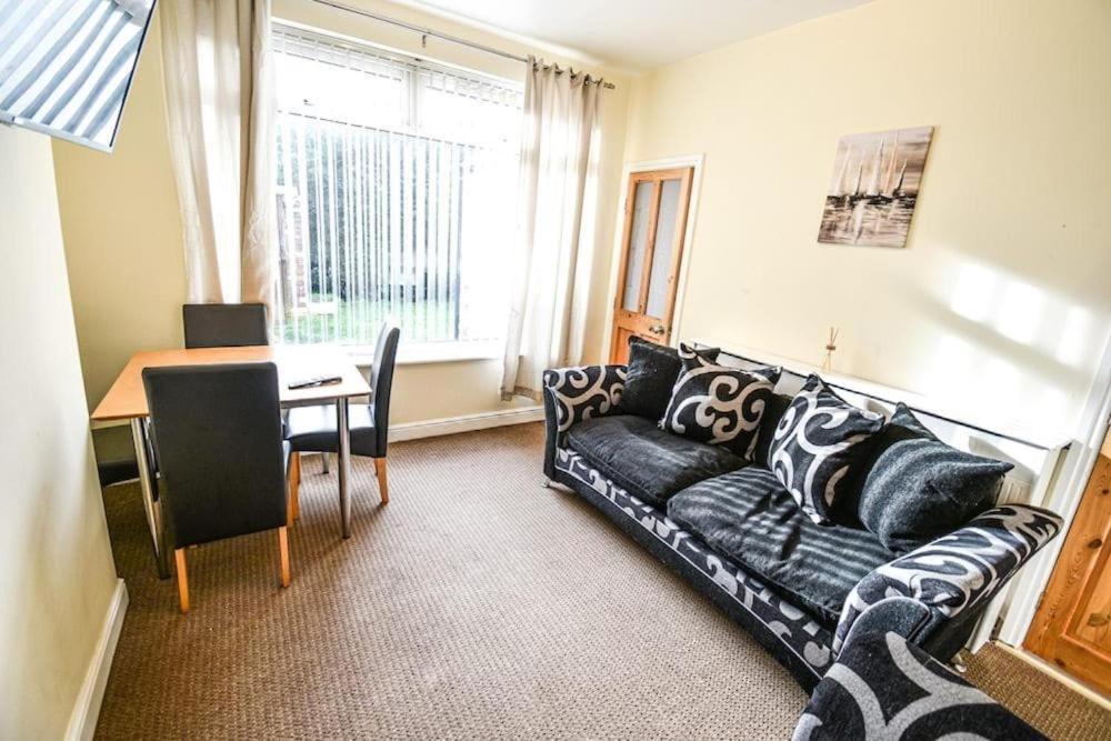 Buckingham House - 4 Bed House Apartment