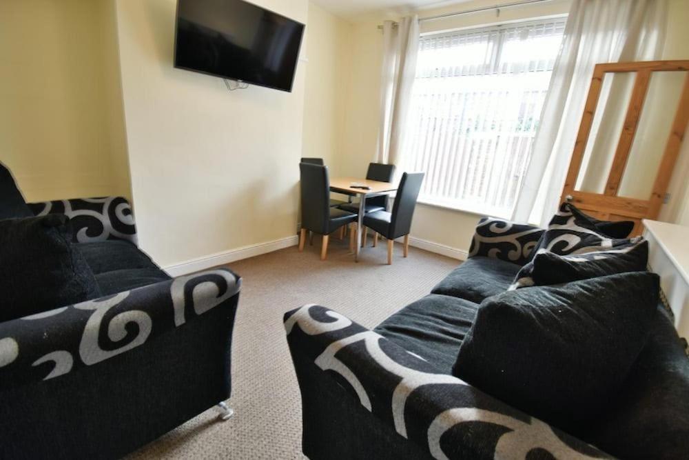 Buckingham House - 4 Bed House Apartment